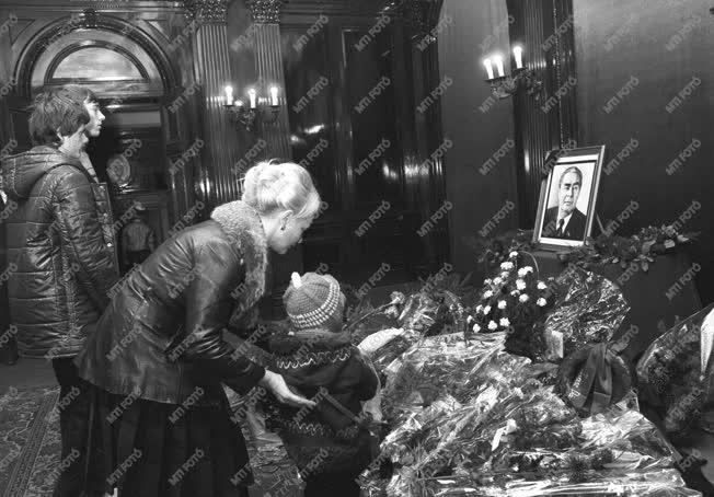 Gyász - Részvétlátogatások a szovjet nagykövetségen