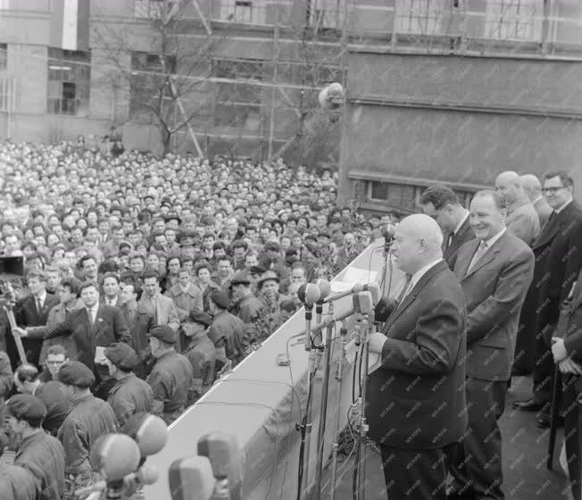 Külkapcsolat - Szovjet párt-és kormányküldöttség látogatása az Egyesült Izzóban