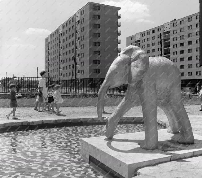Kultúra - Elefánt szobor a lágymányosi óvoda parkjában 