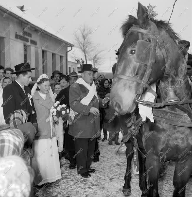 A szerző válogatása - Farsangi lakodalmas játék