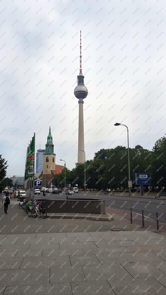 Építészet - Berlin - Berliner Fernsehturm