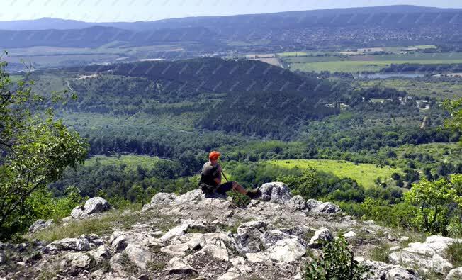 Belföldi turizmus - Pilisborosjenő - Természetjárók a Kis-Kevély-hegyen