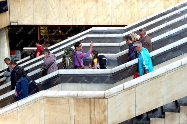 Közlekedés - Budapest - Utasok a Keleti pályaudvaron