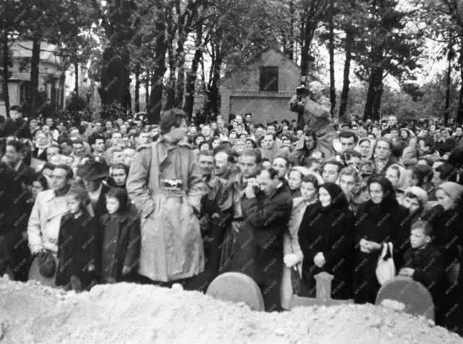 Belpolitika - 1956 - A mosonmagyaróvári sortűz áldozatainak temetése