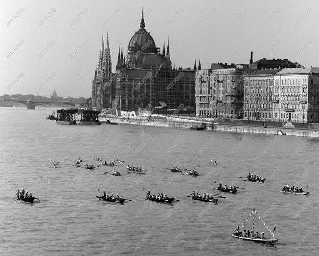 Budapest - Úttörő seregszemle a Dunán