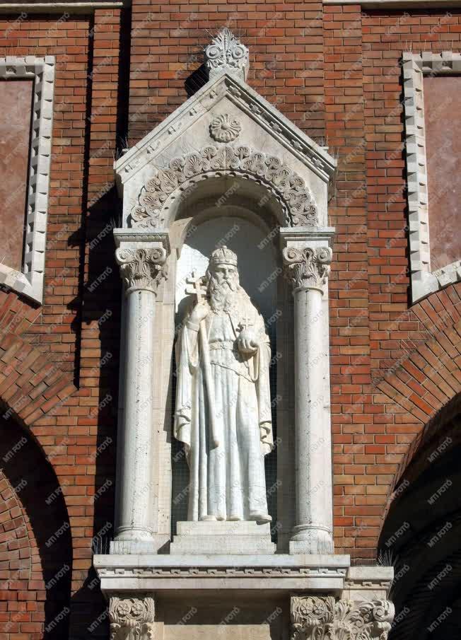 Műalkotás - Szeged - Szent István szobra a dóm homlokzatán
