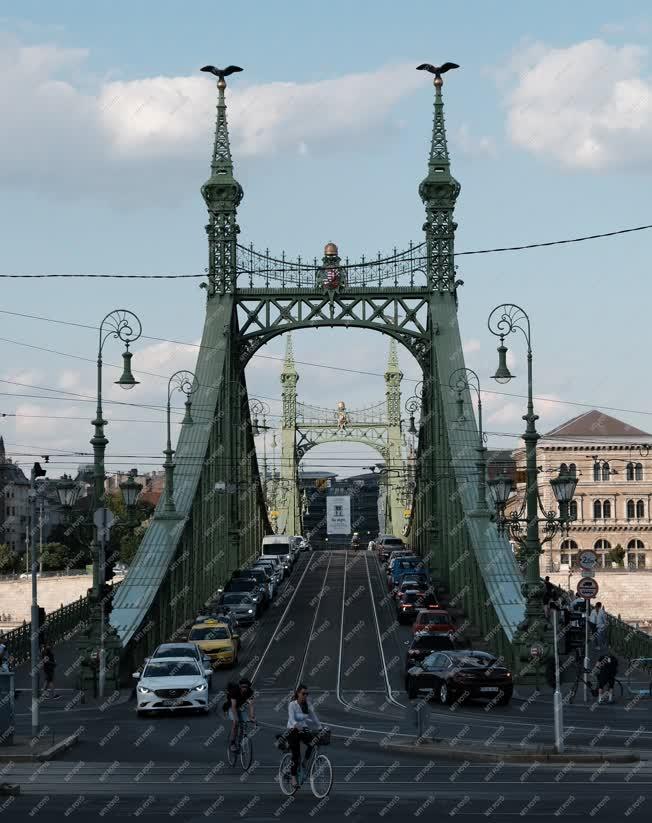 Közlekedés - Budapest - Beszakadt az út a villamosvágány alatt a Vámház körúton