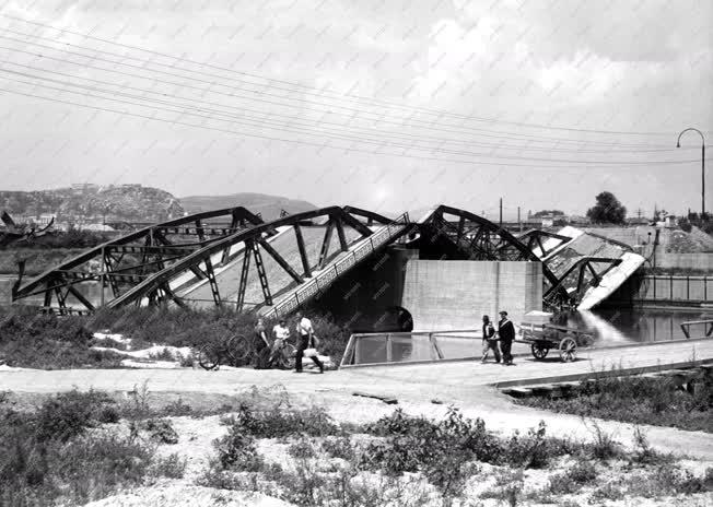 II. világháború - Lebombázott csepeli híd