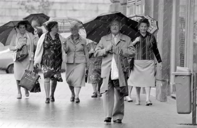 Életkép - Időjárás - Esernyős járókelők