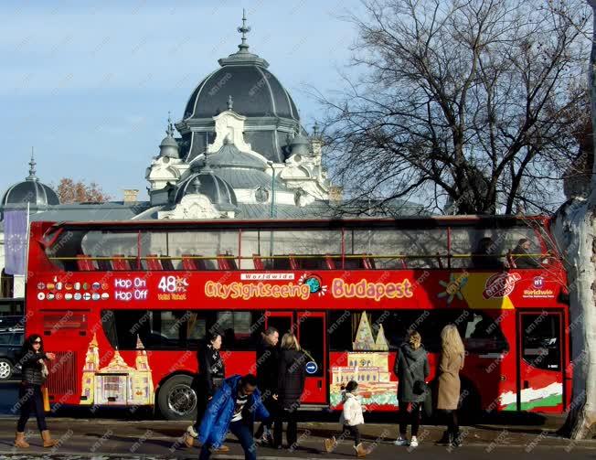 Idegenforgalom - Budapest - Külföldi turisták a Városligetben
