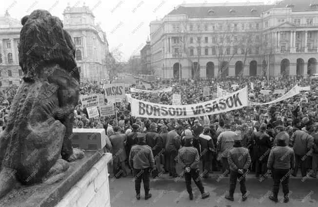 Belpolitika - Tüntetés a Kossuth téren 