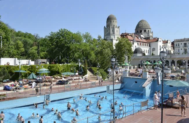 Szabadidő  - Budapest - Hullámmedence a Gellért fürdőben