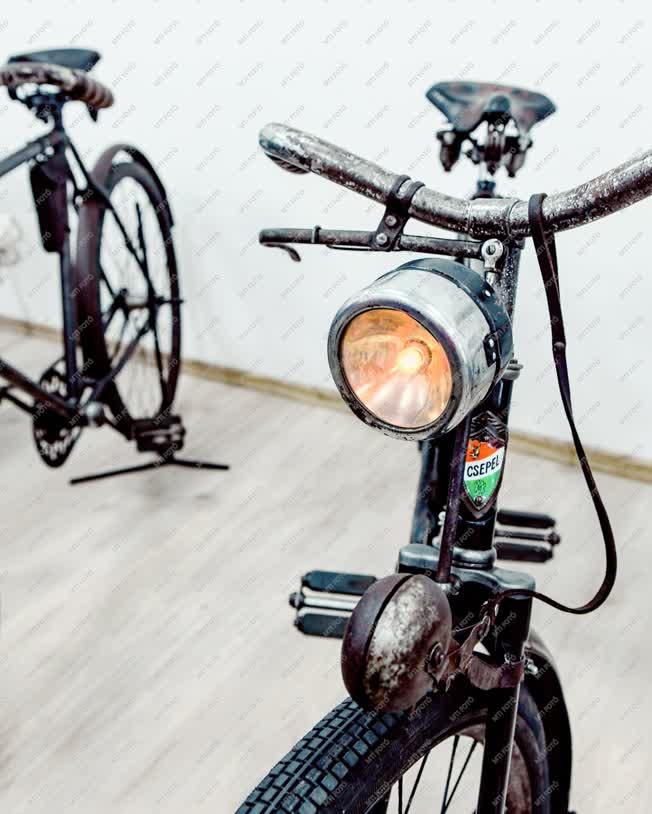 Hobbi - Veterán kerékpárokat gyűjtó kiállítása Debrecenben