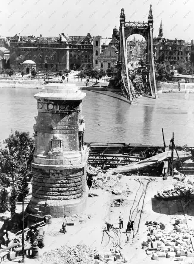 Történelem - A felrobbantott Erzsébet híd
