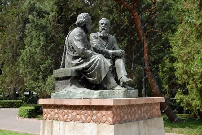 Kirgizisztán - Biskek - Marx és Engels szobra a Tölgy Parkban