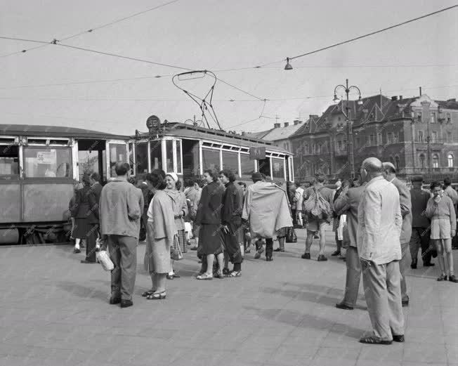 Szabadidő - Kirándulók indulnak a Moszkva térről