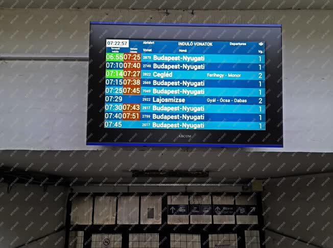 Közlekedés - Budapest - Utastájékoztató monitor Kőbánya alsó vasútállomáson