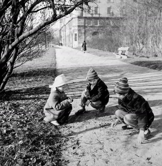 Szabadidő - Gyerekek a téli napsütésben