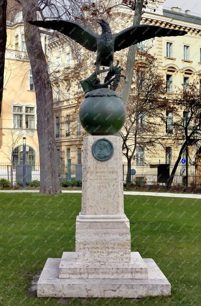 Köztéri szobor- Budapest - Kisfaludy Sándor emlékére