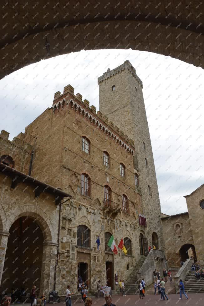 Épület - San Gimignano - Városháza