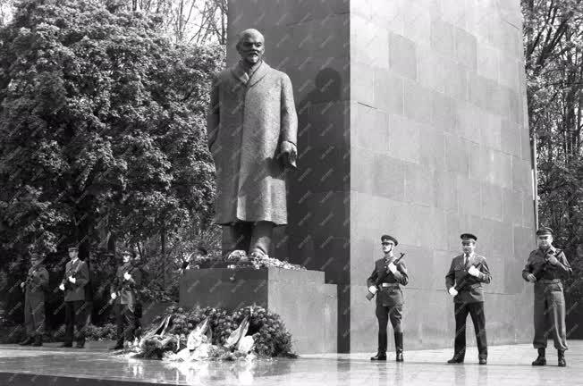 Megemlékezés - Koszorúzás a Lenin-szobornál