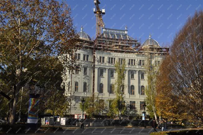 Műemlékvédelem - Budapest - Megújul az Adria -palota
