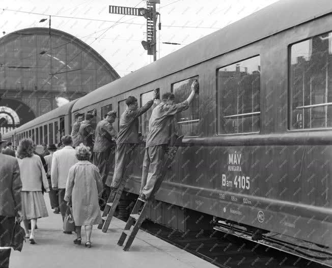 Közlekedés - 75 éves a Keleti pályaudvar