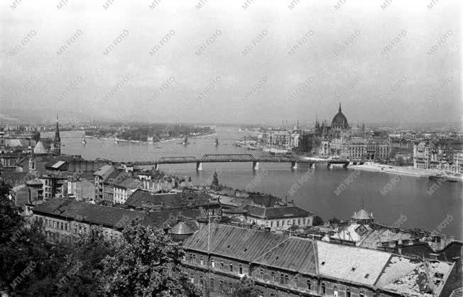 Városkép - A romos főváros látképe a budai Várból szemlélve