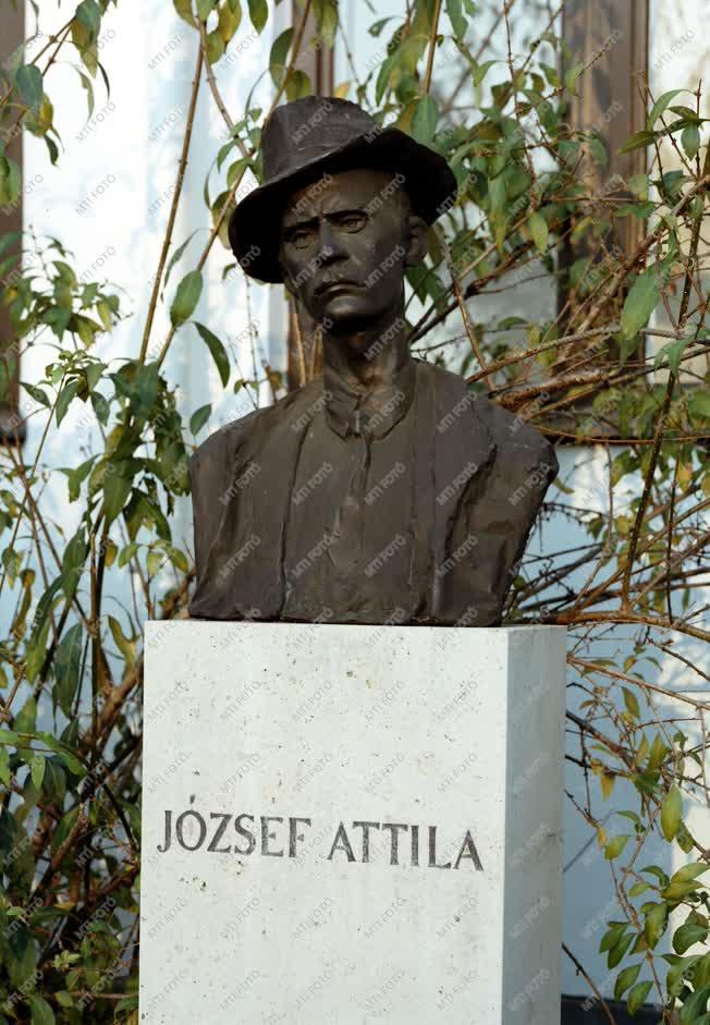 Kultúra - Szobor - A makói Kalapos József Attila szobor