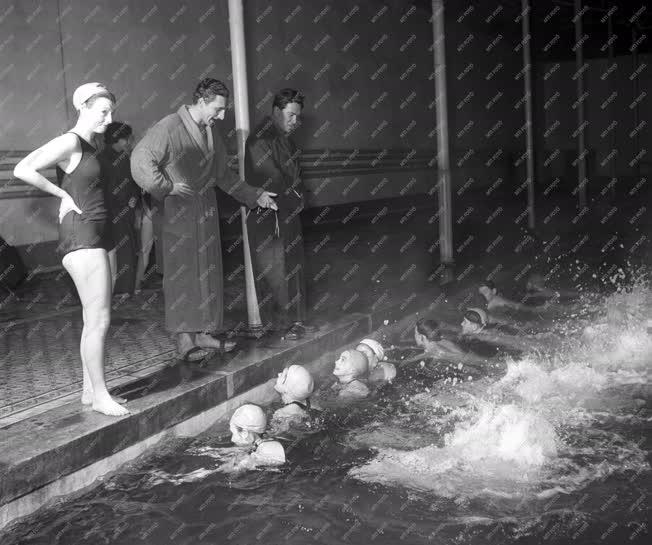 Sport - Úszóedzés a Császár uszodában
