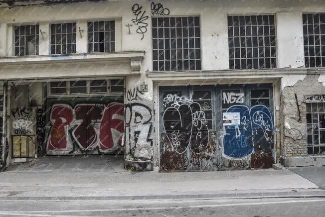 Városkép - Budapest - Elhagyott egykori autóműhely és garázs a Kinizsi utcában