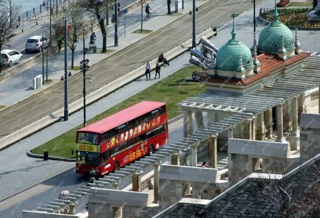 Idegenforgalom - Budapest - Turistabusz a Várkert Bazárnál