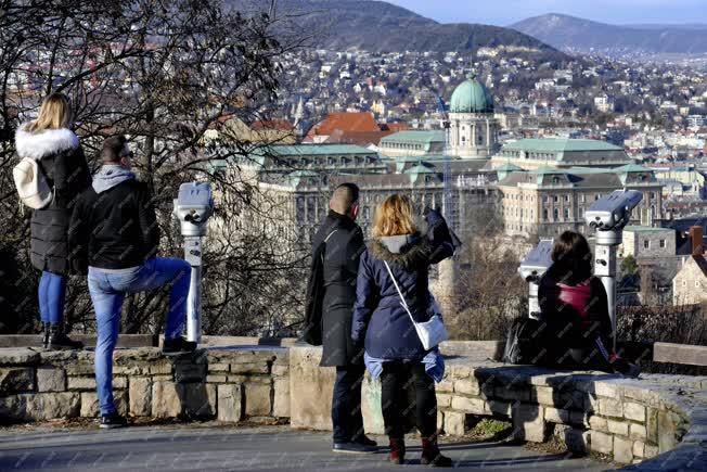 Városkép - Budapest - Turisták a Gellért-hegyen