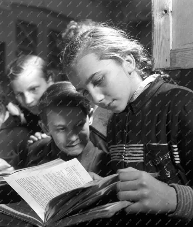 Oktatás - Olvasás a Mávag kultúrotthon kölcsönkönyvtárában