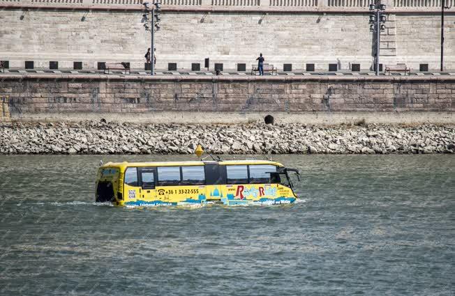 Idegenforgalom - Turizmus - Városnéző kétéltű busz