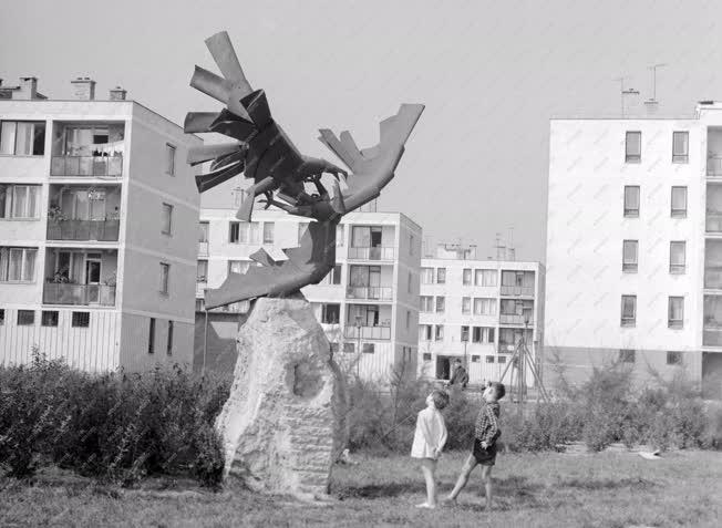 Városkép - Modern szobor egy új lakótelepen 