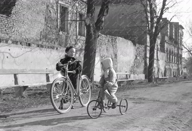 Szabadidő - Budai vár - Bicikliző gyerekek