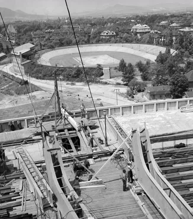 Ipar - Építőipar - Készül a Népstadion esti világítása