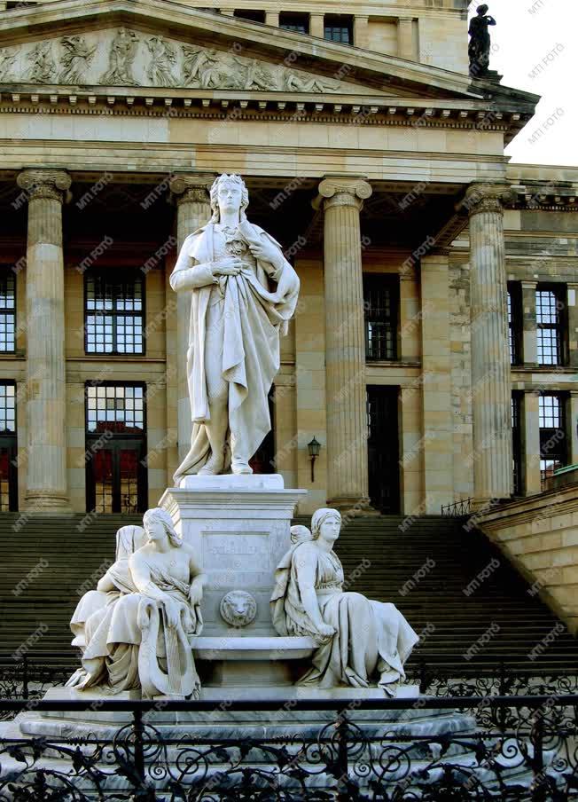 Berlin - Schiller szobra