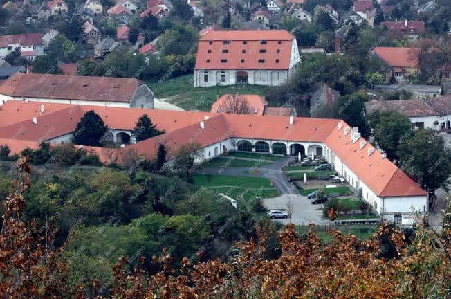 Városkép - Pannonhalma - Látogatóközpont turistáknak