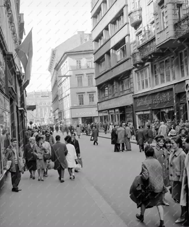Városkép-életkép - Járókelők a Váci utcán