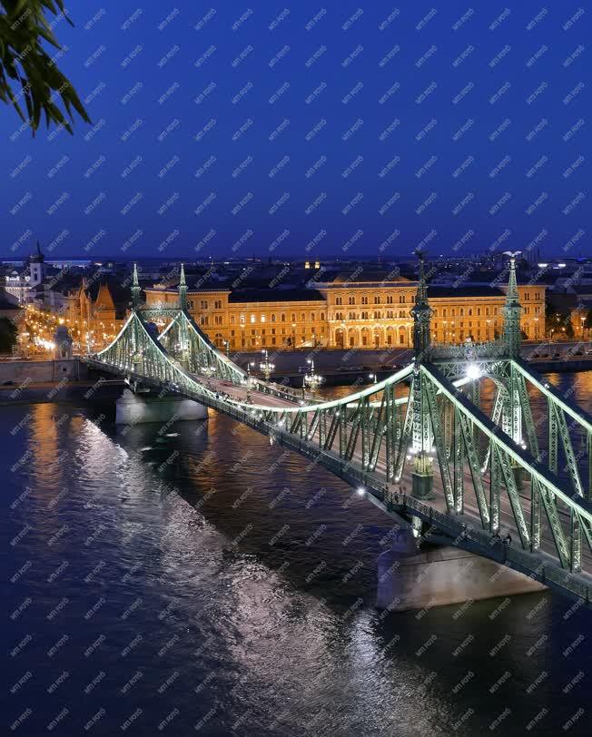 Városkép - Budapest - A Szabadság híd esti kivilágításban