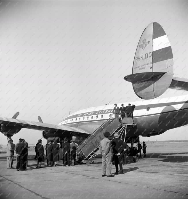 Légi közlekedés - A KLM Constellation repülőgépe a Ferihegyi repülőtéren