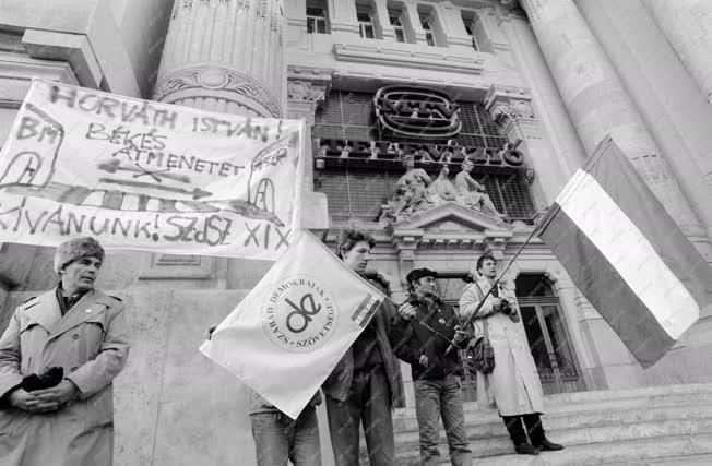 Demonstráció - Tüntetés a Belügyminisztérium és a Magyar Televízió előtt