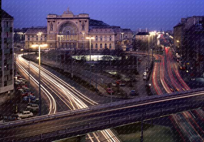 Városkép - Budapest - Baross tér esti fényben