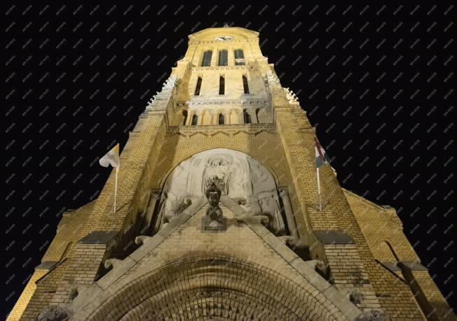 Városkép - Egyház - Budapest - Kispest Nagyboldogasszony-templom esti kivilágításban