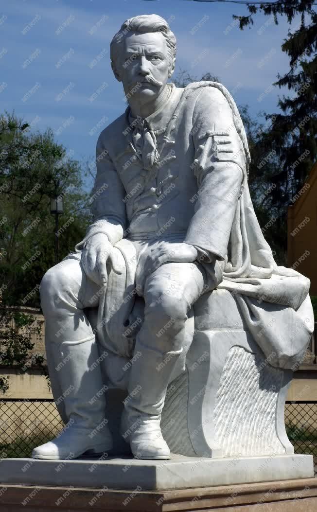 Köztéri szobor - Fót - Gróf Károlyi István szobra