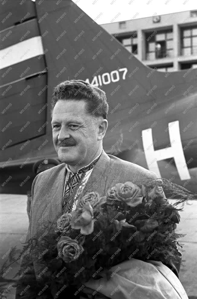 Nazim Hikmet török költő megérkezése a Ferihegyi repülőtérre