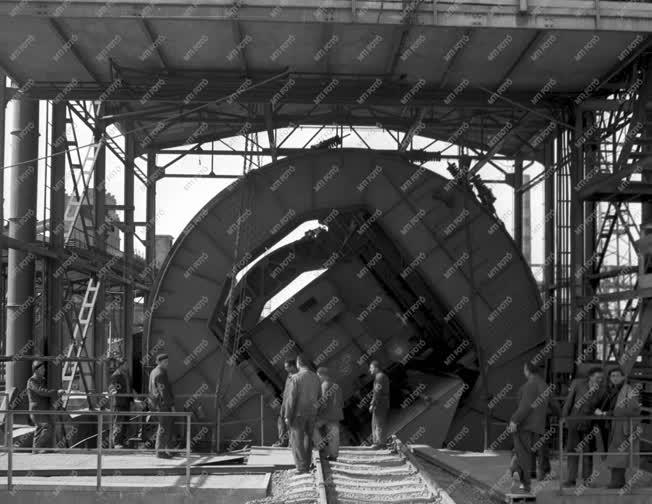 Ipar - Vas- és acélipar - Vagonbuktató a Sztálin Vasműben