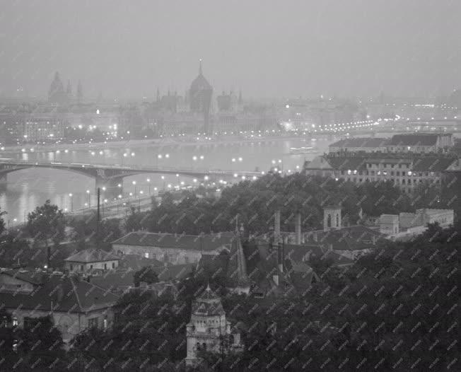 Városkép - Budapest esti fényben